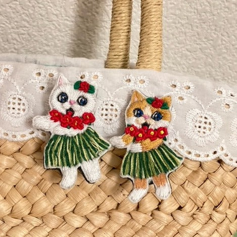 棕色猫草裙舞女孩刺绣胸针