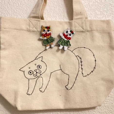 棕色猫草裙舞女孩刺绣胸针