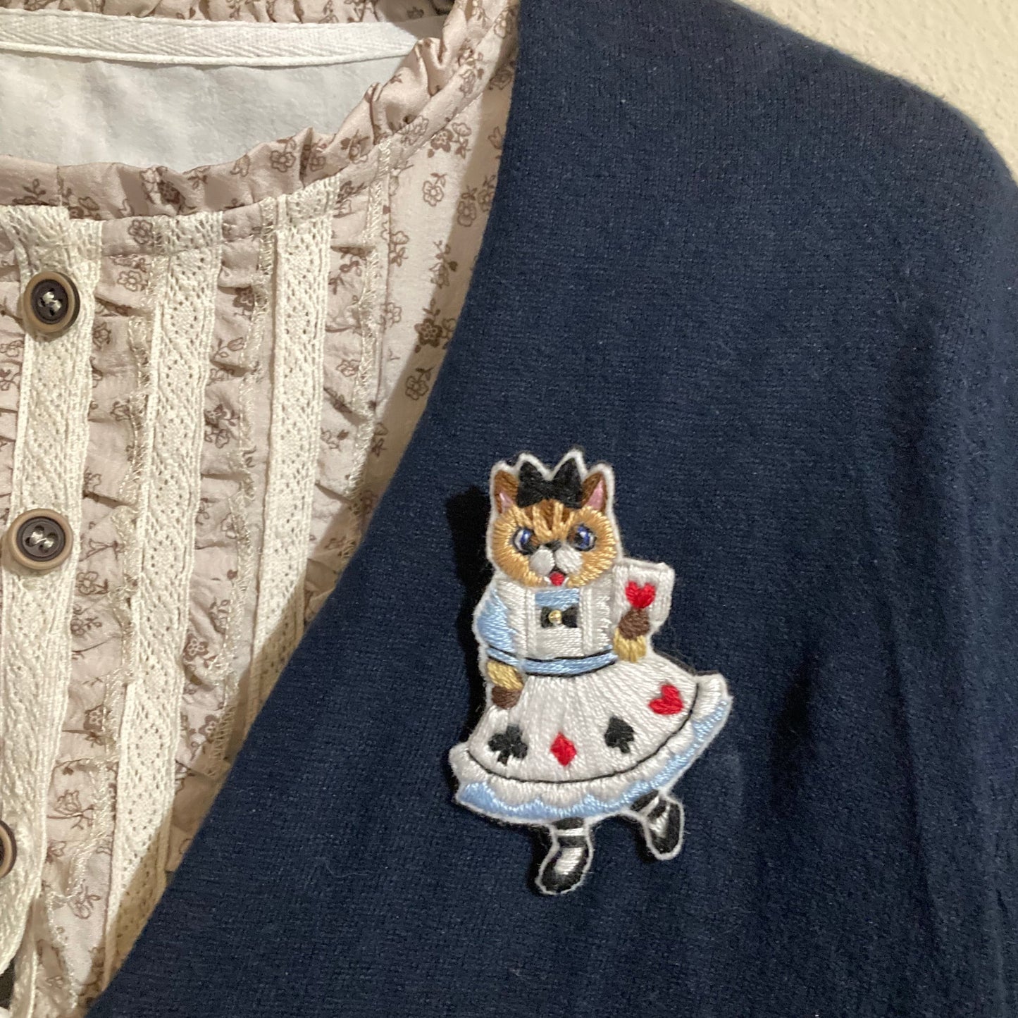 アリス 刺繍ブローチ