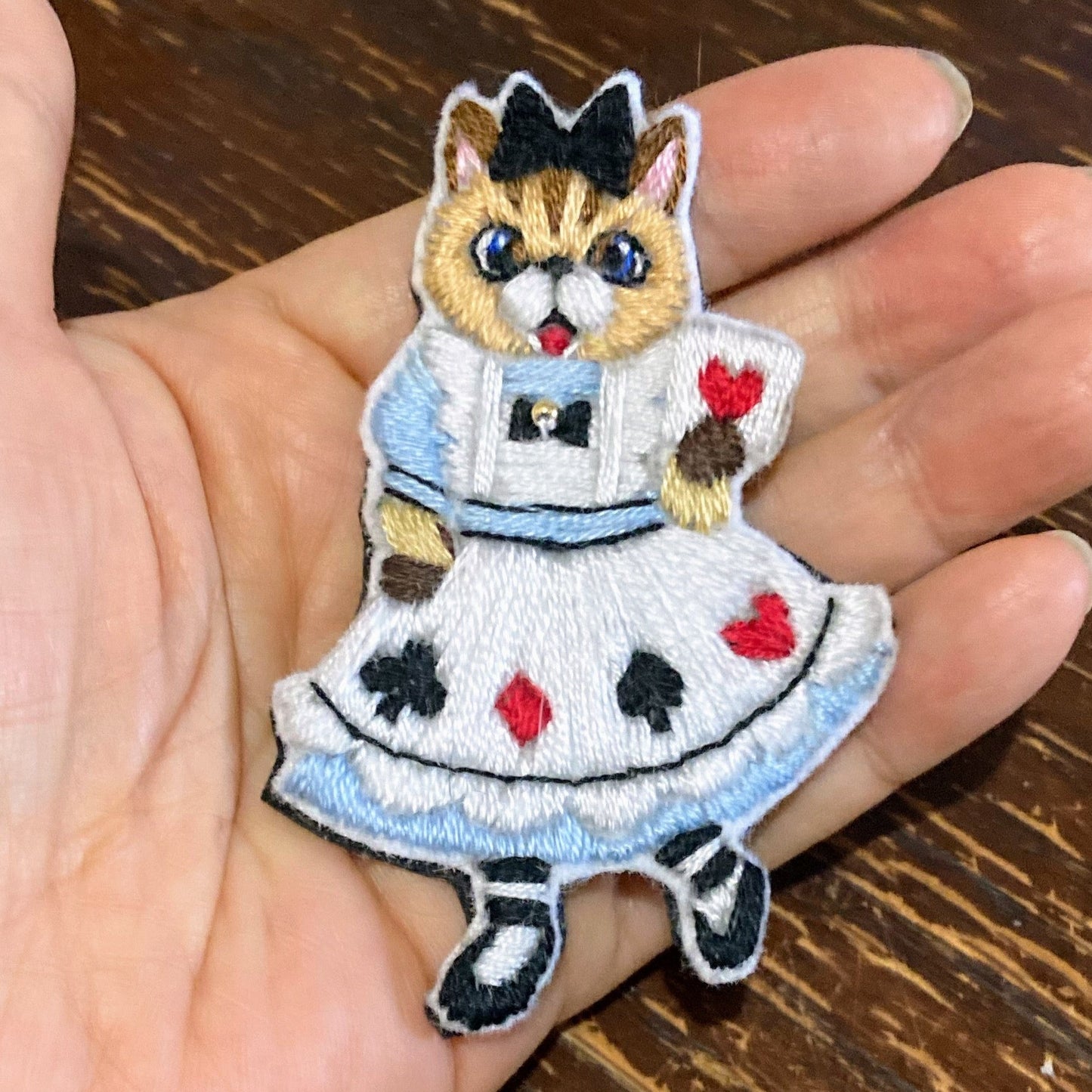 アリス 刺繍ブローチ