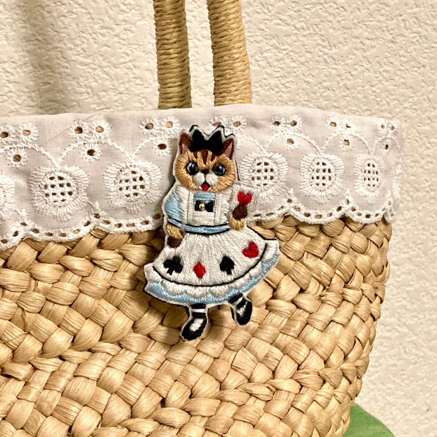 アリス 刺繍ブローチ