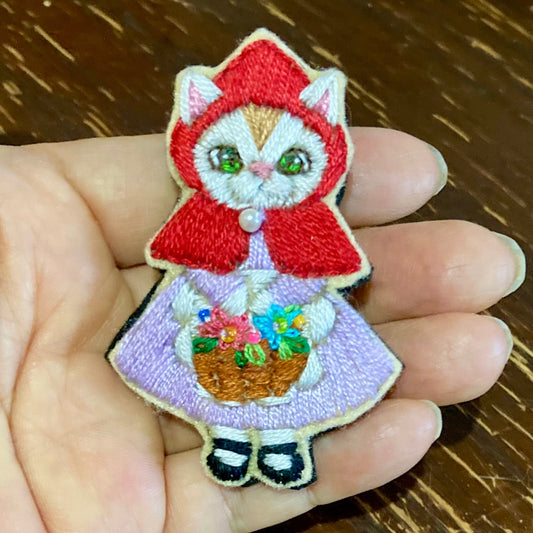 赤頭巾ちゃん　刺繍ブローチ